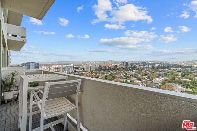 Foto del edificio - 10701 Wilshire Blvd
