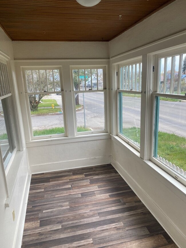 Building Photo - Large 3 bed 2 bath located close to downtown