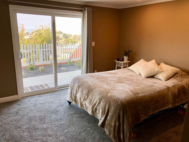 Foto del edificio - Modern 3BR+Den / 2BA Home W/Indoor & Outdoor Living, Views – PROGRESSIVE