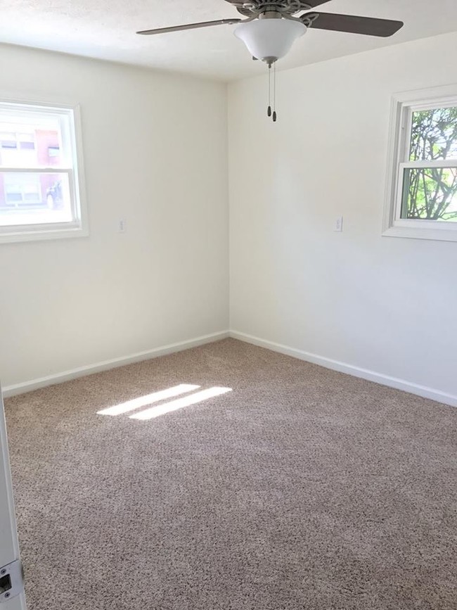 Building Photo - 504 Greenbriar Dr