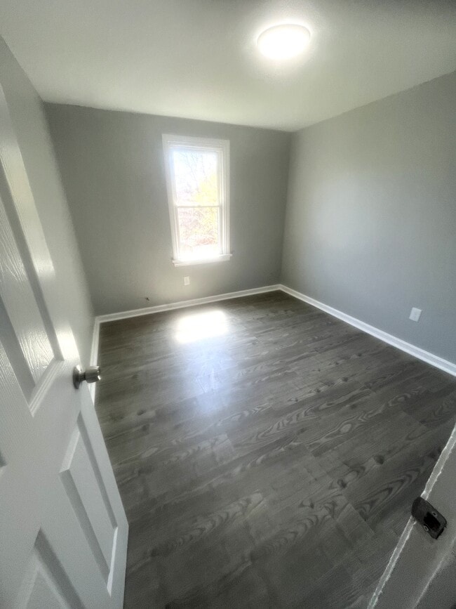 Building Photo - 1117 E 9th St