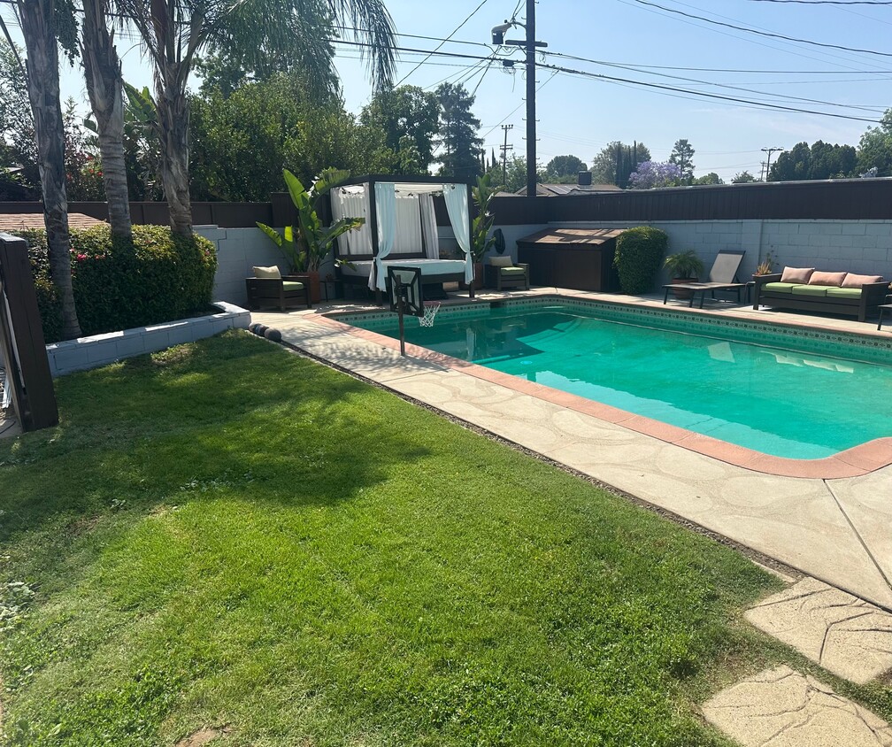Primary Photo - 8956 Swinton Ave