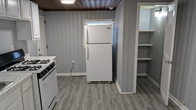 Foto del edificio - Welcome to this charming 3-bedroom, 1-bathroom home in Akron - Section 8 Welcome