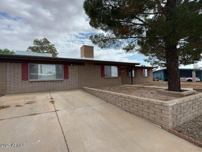 Building Photo - 3733 Sparrow Dr