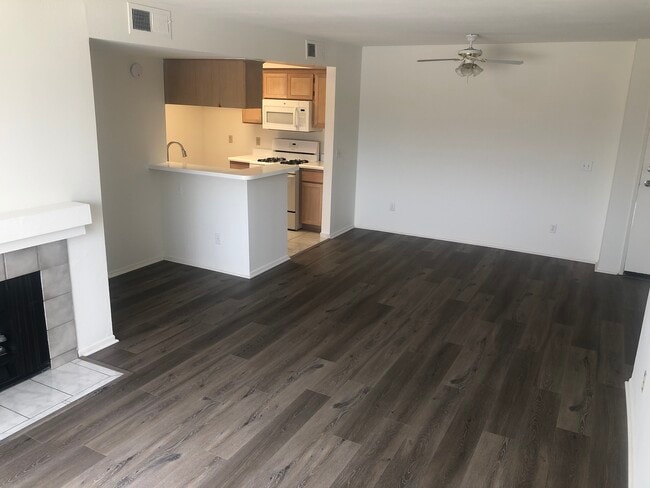 2BR, 2BA -950 - - 22501 Del Valle