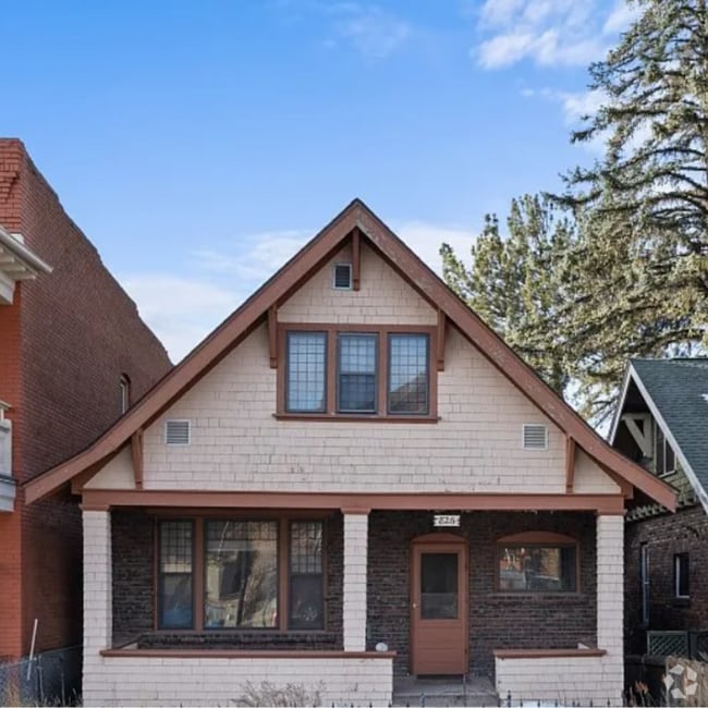 Building Photo - 826 W Silver St