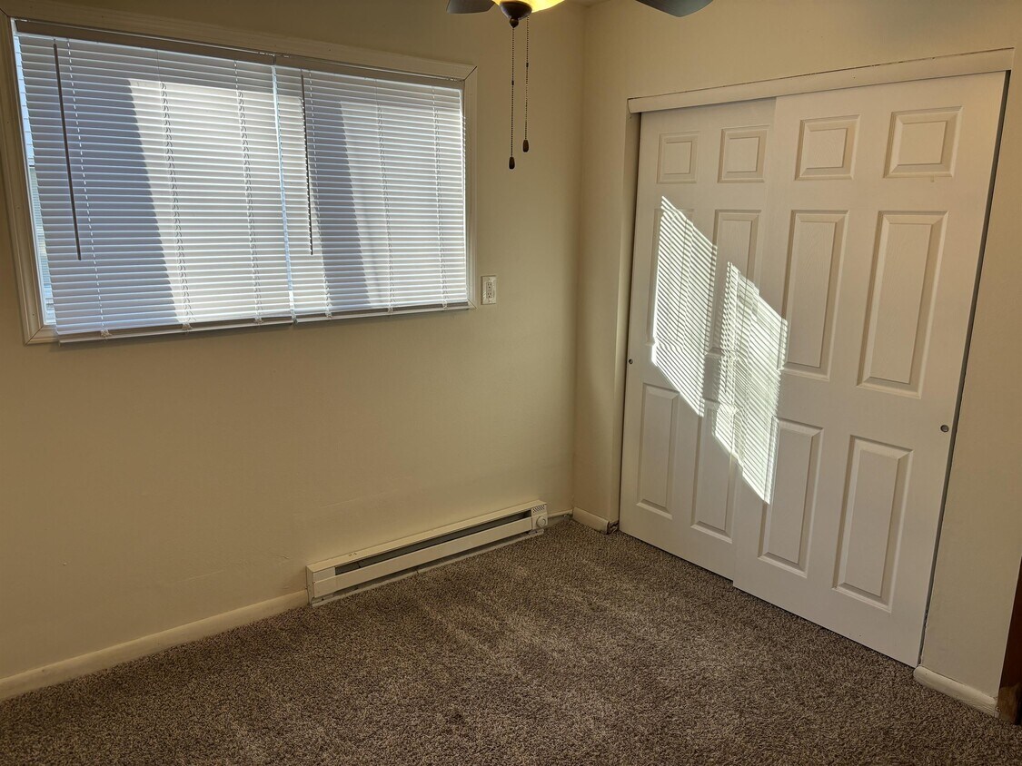 2435 5th St Unit 4, Marion, IA 52302 Room for Rent in Marion, IA