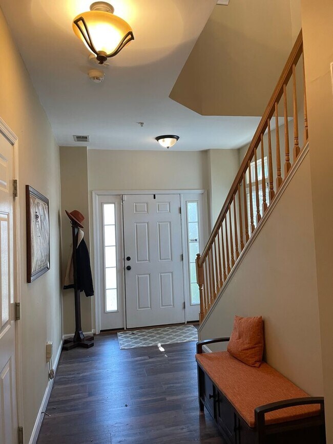 Foto del edificio - 4 Level End-Unit TH with Garage!