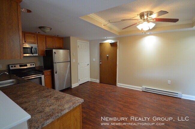 Building Photo - Gorgeous Remodeled Apartment