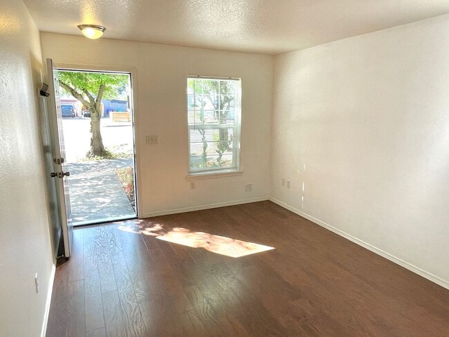 Building Photo - St. Johns Neighborhood Rowhouse with Detached Garage, Private Back Patio