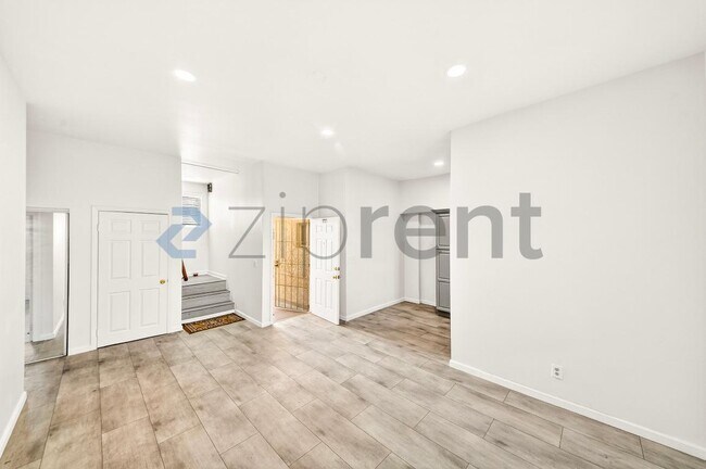 Building Photo - 1122 S Kingsley Dr