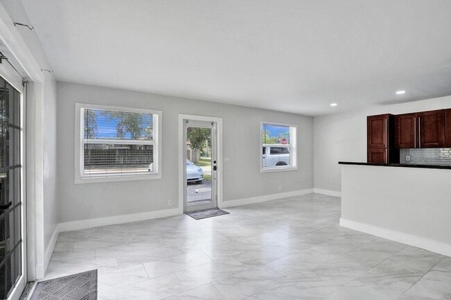 Building Photo - 800 SW 12th Ct