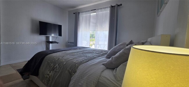 Foto del edificio - 7904 West Dr