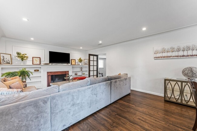 Foto del edificio - Beautiful 3 bed 2 Bath + Bonus Room home + Yard  in Old Torrance!