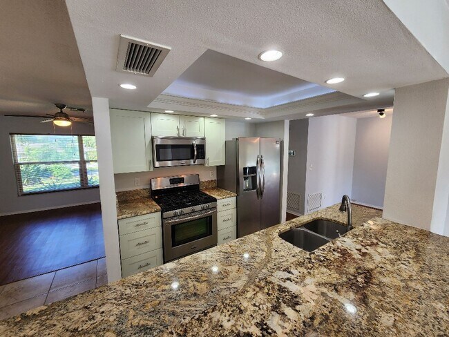 Building Photo - Beautiful Beachside Pool Home