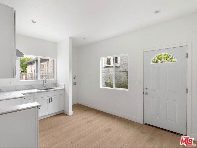 Foto del edificio - 1220 W 25th St