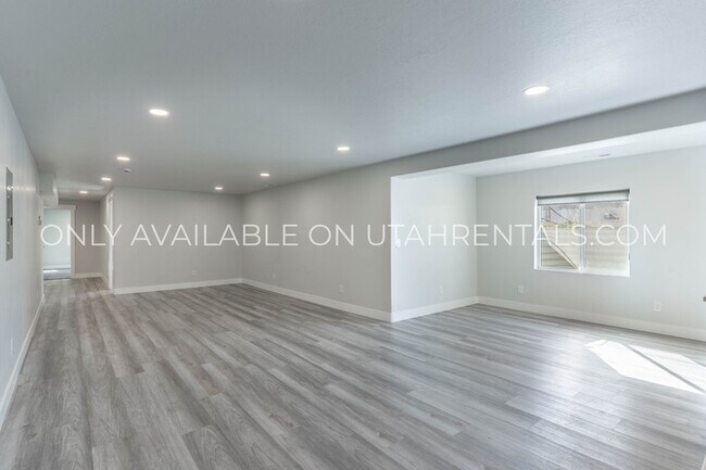 Building Photo - 1076 E Northridge Dr