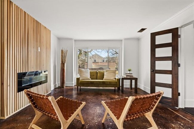 Foto del edificio - 425 Mikasa Dr