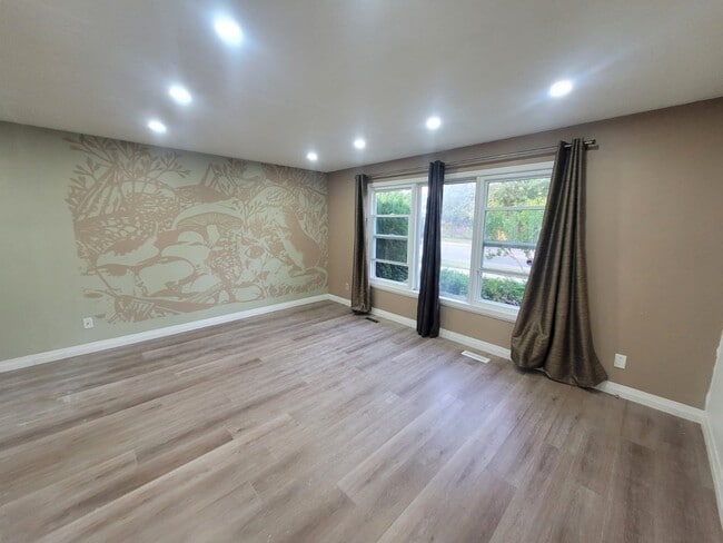 Building Photo - 466 Midwood Cres