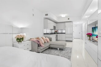 Building Photo - 1010 Brickell Ave