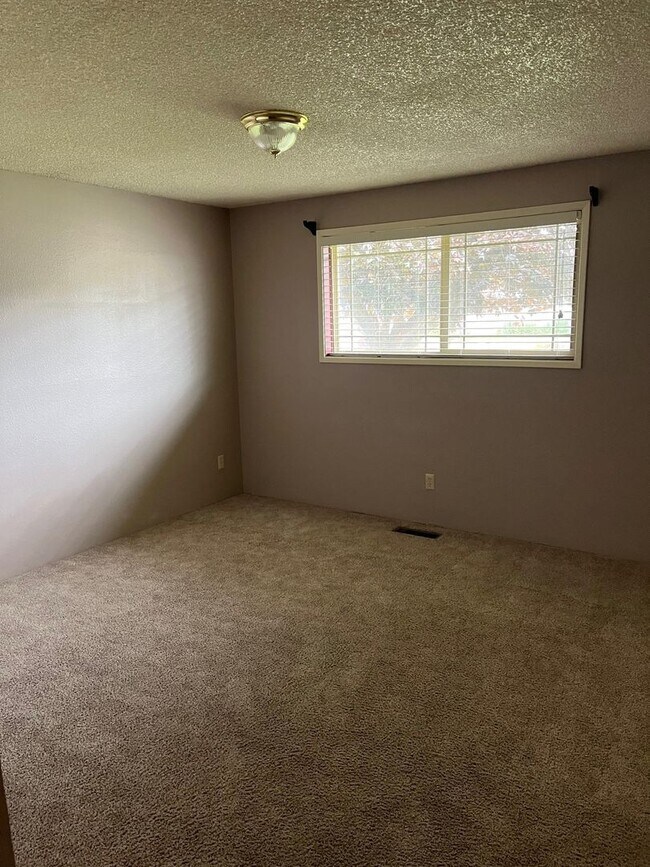 Building Photo - Nice 3 BR 2 BA Home in Suburbs!