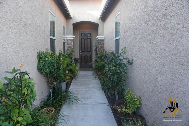 Foto del edificio - 6064 Cohasset Dr