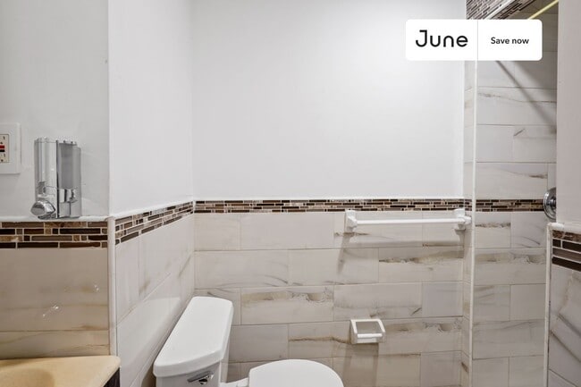 Building Photo - 534 E 14th St