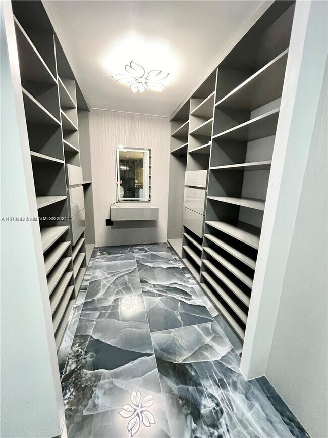 Foto del edificio - 7545 E Treasure Dr
