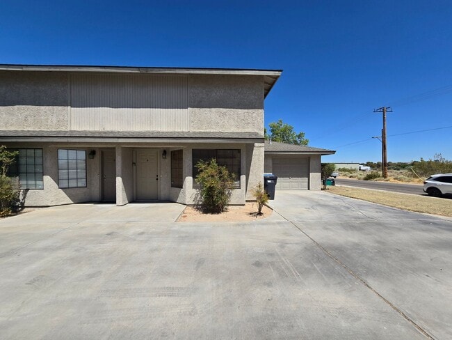Building Photo - Place 616 W Graaf Ave