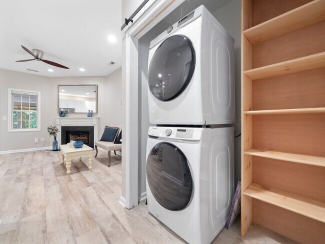 Foto del edificio - 313 Silverberry Ct