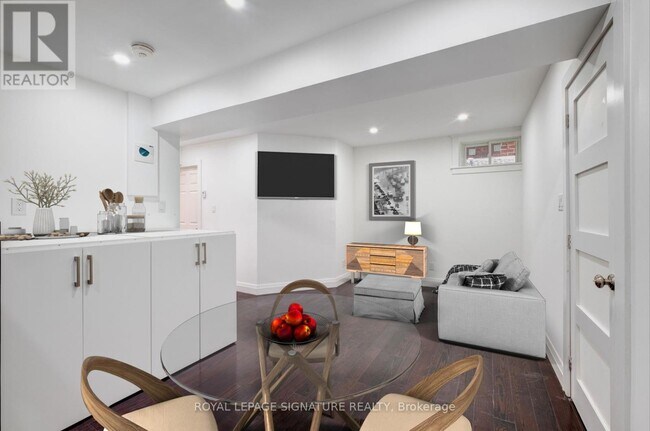 Photo du bâtiment - 36 Thyra Ave