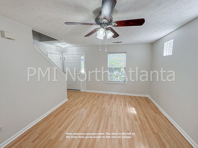 Building Photo - Fenced in Backyard! Bring your PETS!