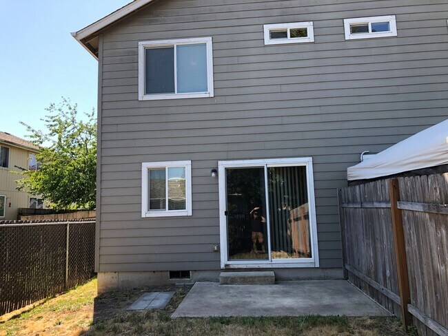 Foto del edificio - Newer 4 bed 2.5 bath duplex