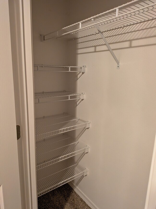 Armario BR3 - 574 Rough Leaf Ln