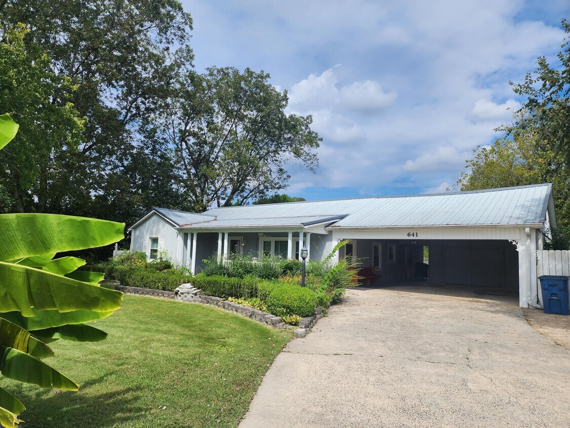 Foto principal - 641 Guntersville Rd