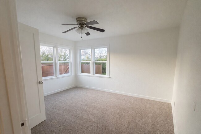 Foto del edificio - 11750 Jones St