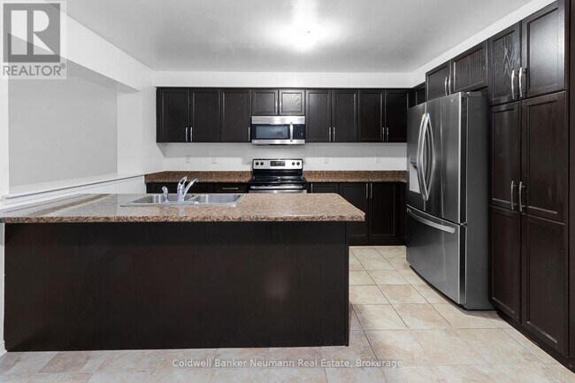 Photo du bâtiment - 1035 Victoria Rd S