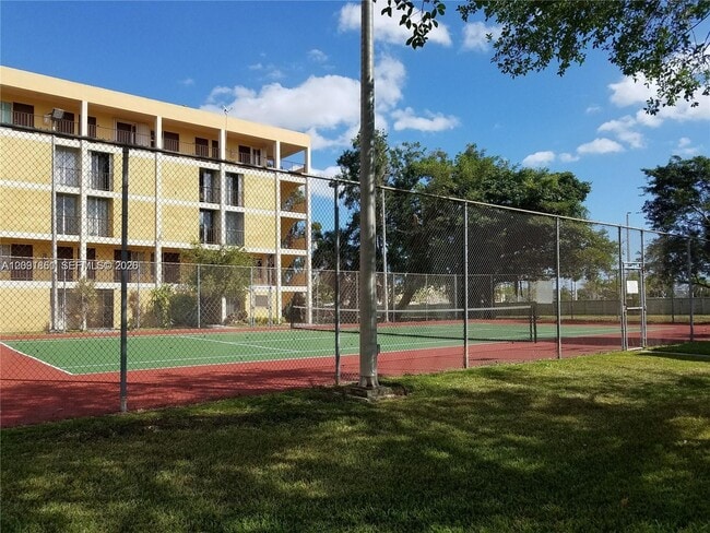 Building Photo - 9250 Fontainebleau Blvd