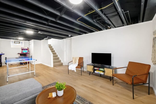 Building Photo - 6059 Maplecliff Dr