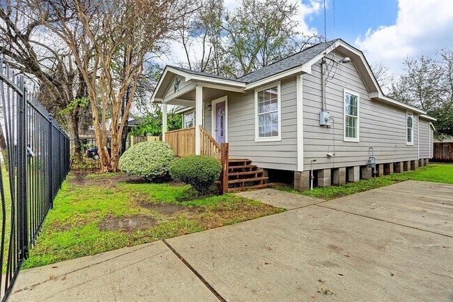 Building Photo - 5304 Cochran St
