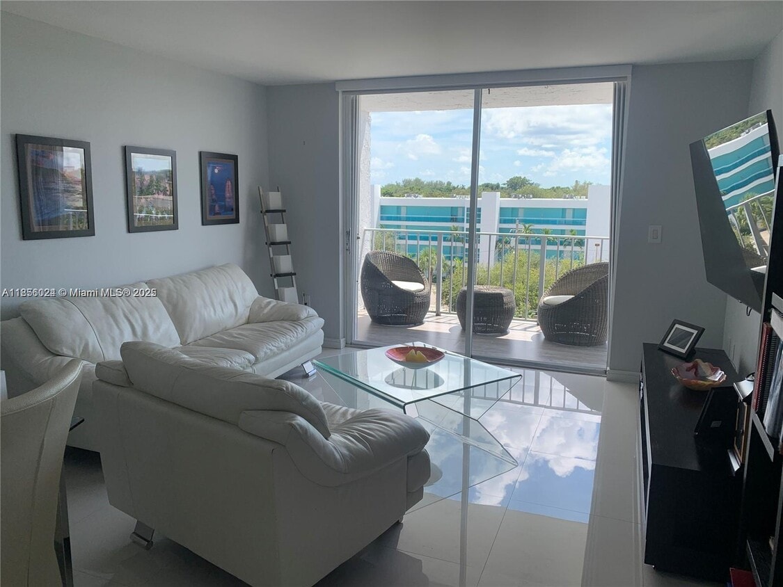 Foto principal - 650 NE 64th St