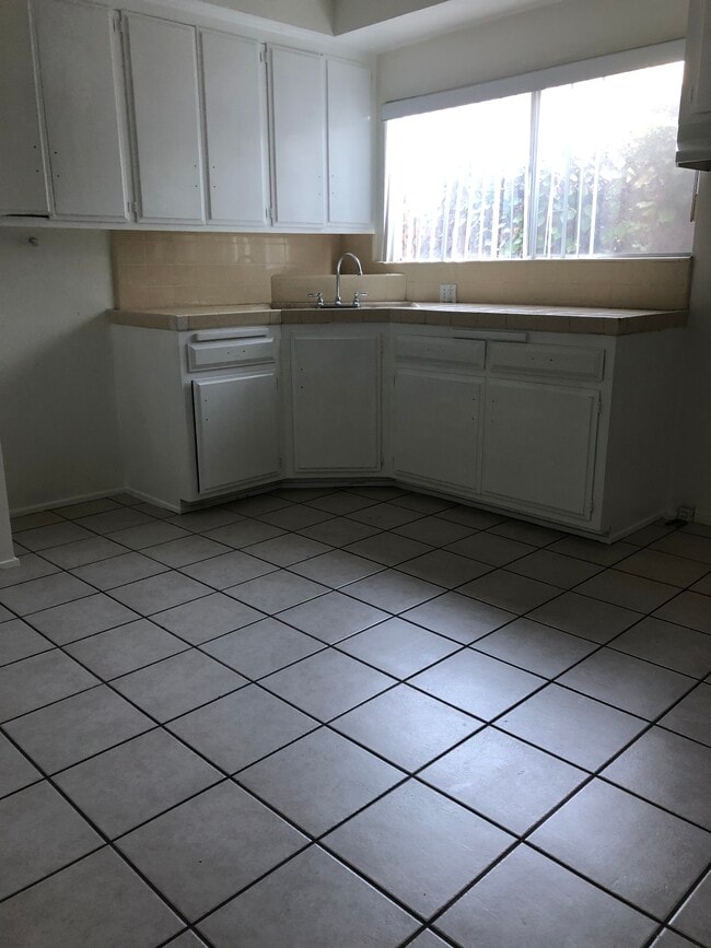 Building Photo - 2826 Guirado St