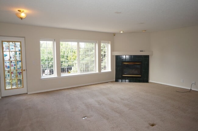 Building Photo - SE Jewel! Spacious living!