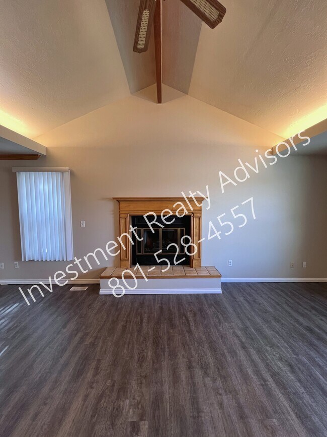 Building Photo - Beautiful Three-Bedroom!