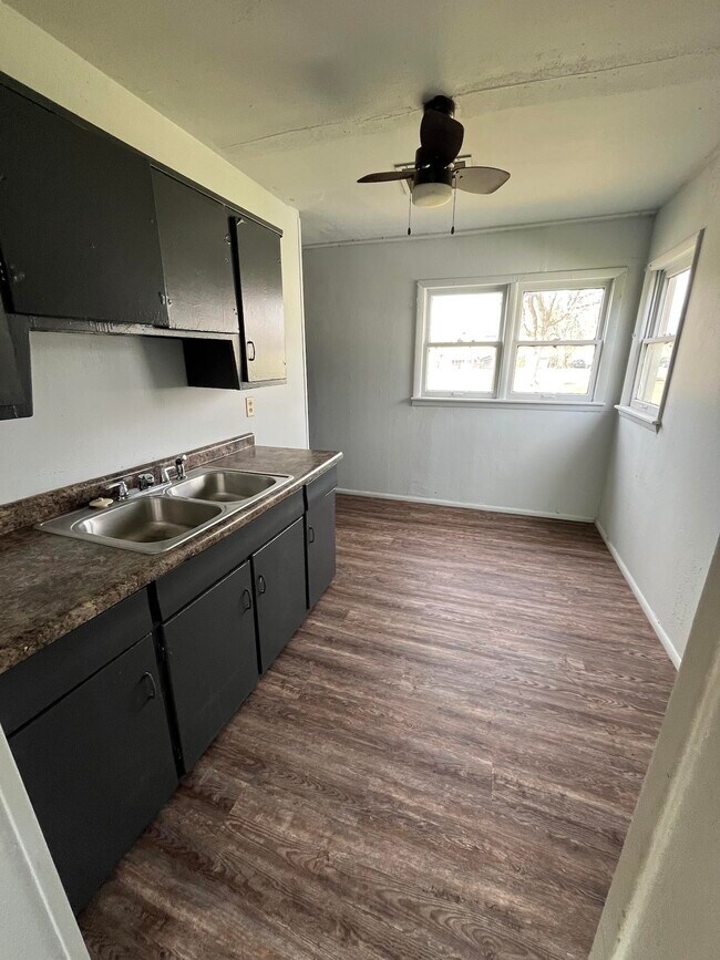 Building Photo - 827 Johnson-