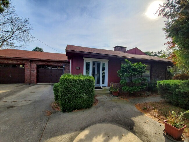 Building Photo - 1202 Savannah Rd