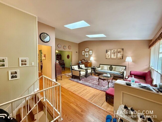 Foto del edificio - 6424 Hollins Dr