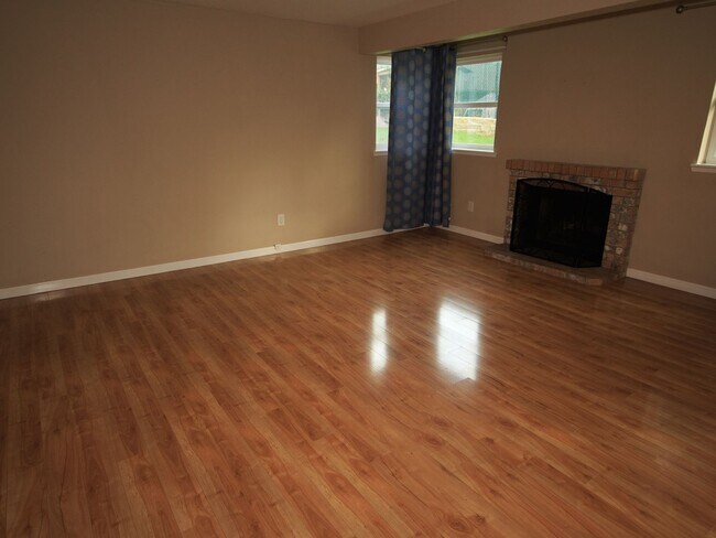 Foto del edificio - BEAUTIFULLY REMODELED INTERIOR