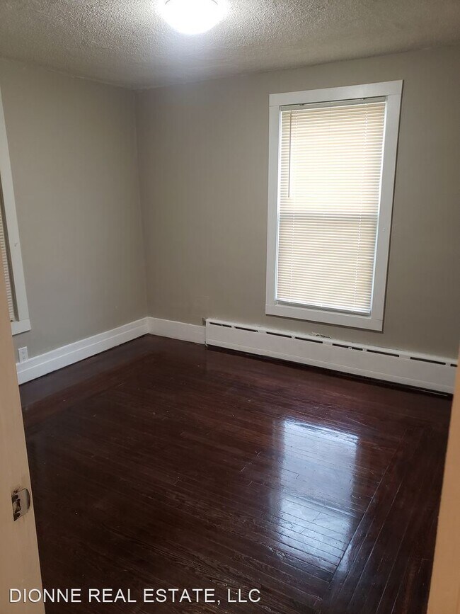 Foto del edificio - 3 br, 1.5 bath House - 182 Massasoit St