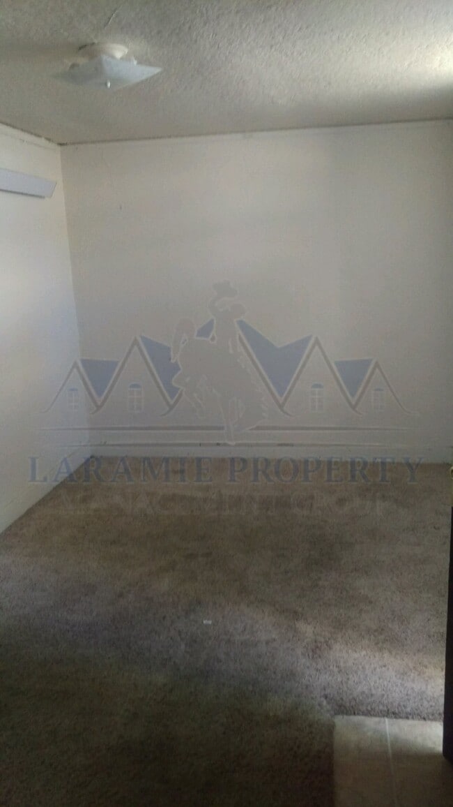Building Photo - 1 Bedroom Near Campus